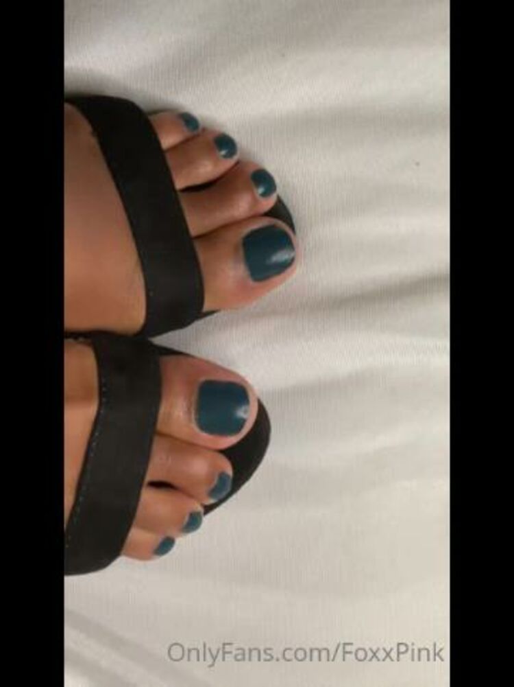 Onlyfans - Foxxpink - Wiggling my toes in my heels Would you lick my toes while I have my heels on - 10-08-2021