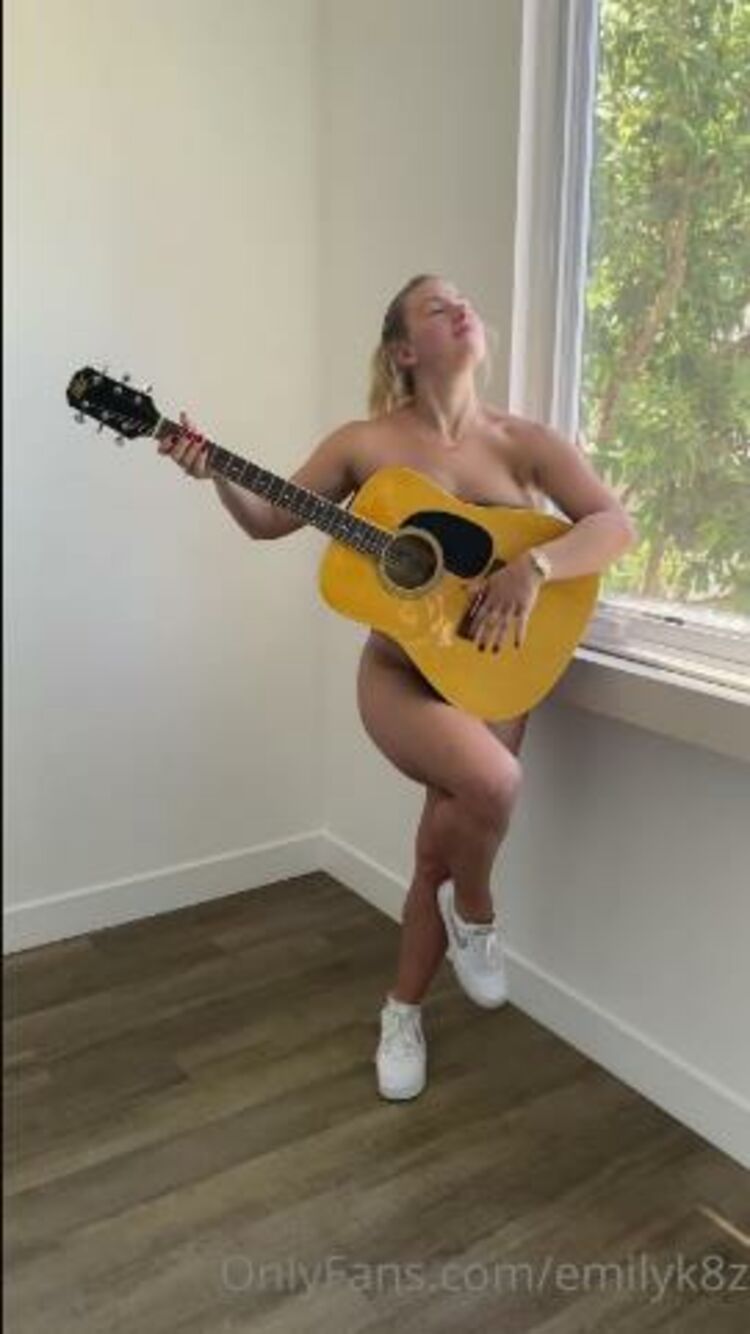 Onlyfans - Emilyk8z - What song should I learn to play Just being goofy in my new apartment - 13-07-2020