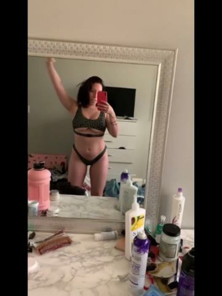 Onlyfans - Jaimeleecomedy - Damn last year I was looking fiiiiire Which bathing suit is your favorite - 31-03-2020