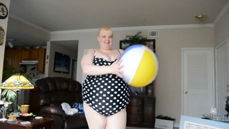 ManyVids - BBWPrincessMary - Modeling new Swimsuit with beachball