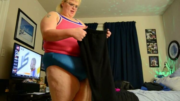 ManyVids - BBWPrincessMary - Princess tries on all her yoga pants