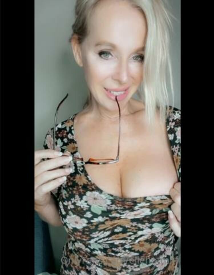 Onlyfans - Ellehotmilf - Im online and bored DM me your best cock pic right now - 15-01-2022