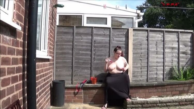 ManyVids - Emma_Celeste - Topless ice lolly garden fun