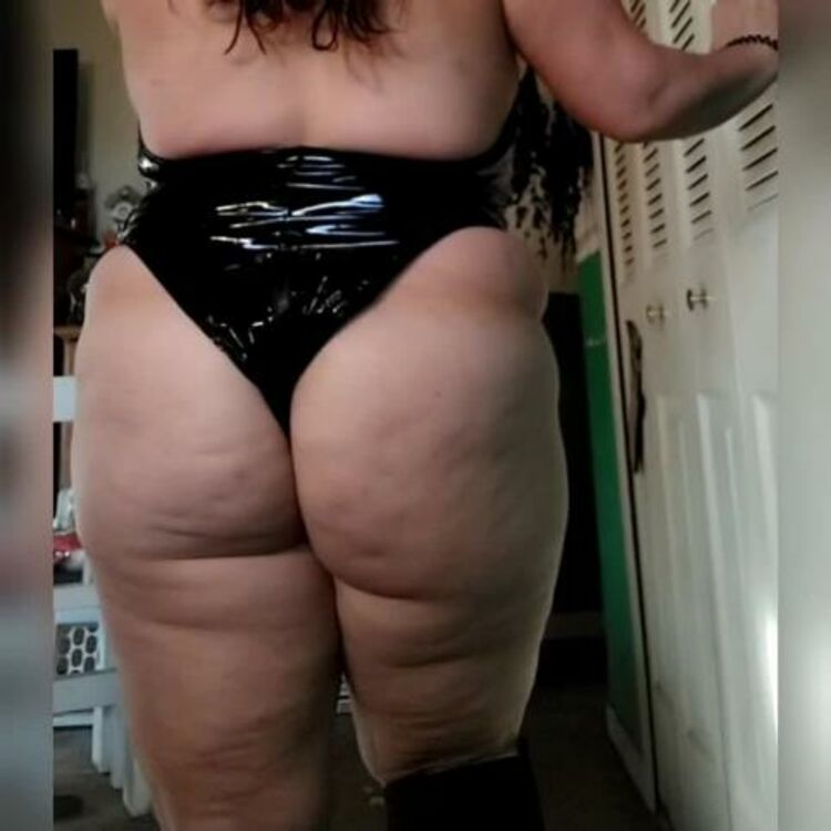 ManyVids - Goddess Cherry Nicks - Big ass clintching and catwalk