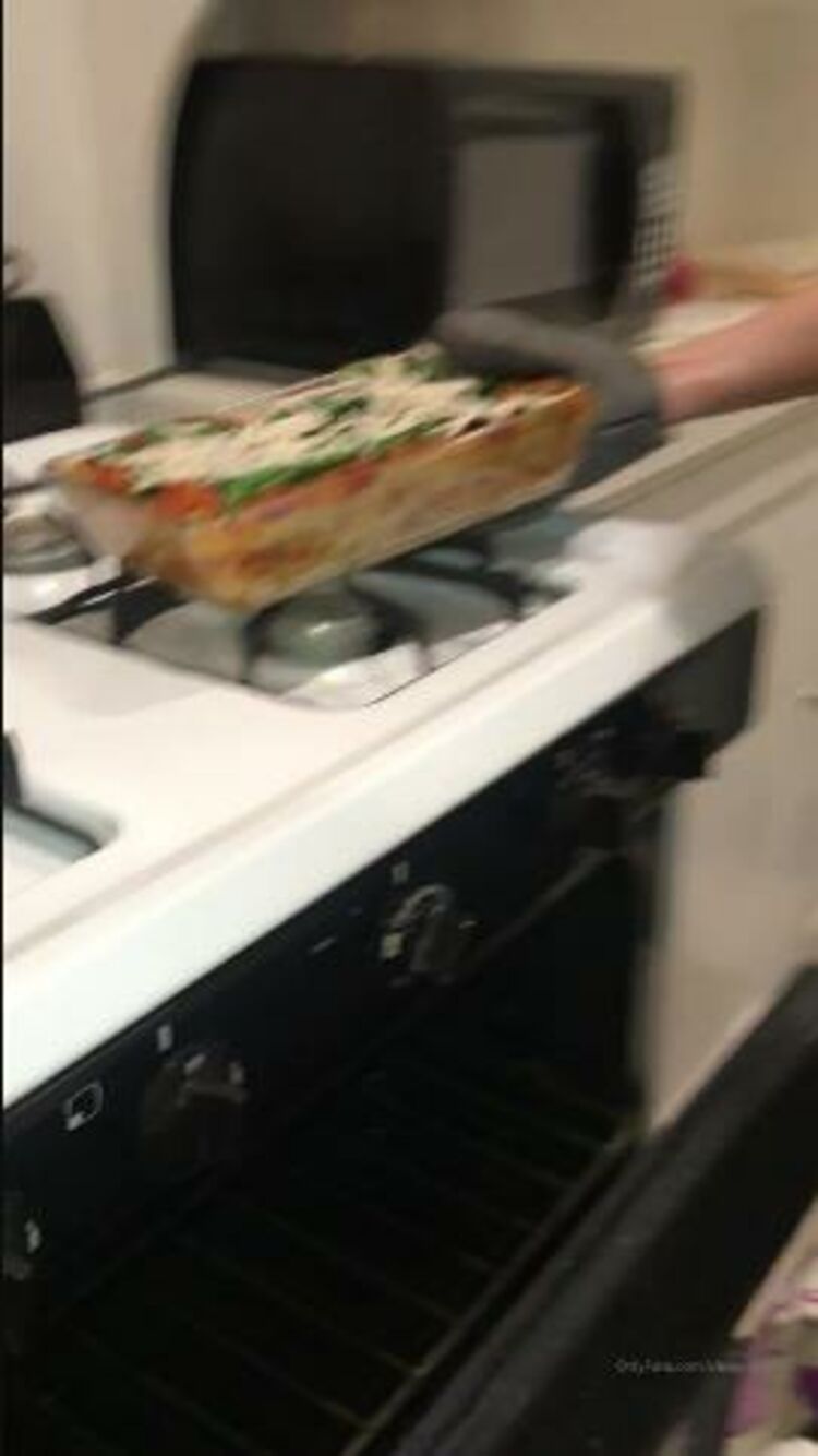 Onlyfans - Sleepychew - Jas and I made a friendship lasagna - 13-03-2020