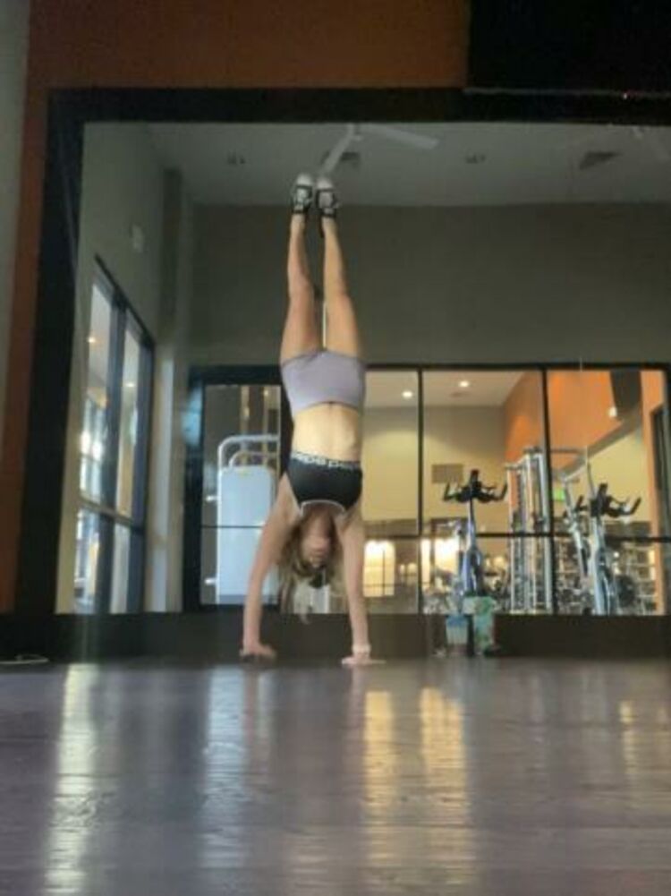 Onlyfans - Nicollesnow - The gym was empty so I was just messing around can you tell I use to be a gymnast - 13-06-2021