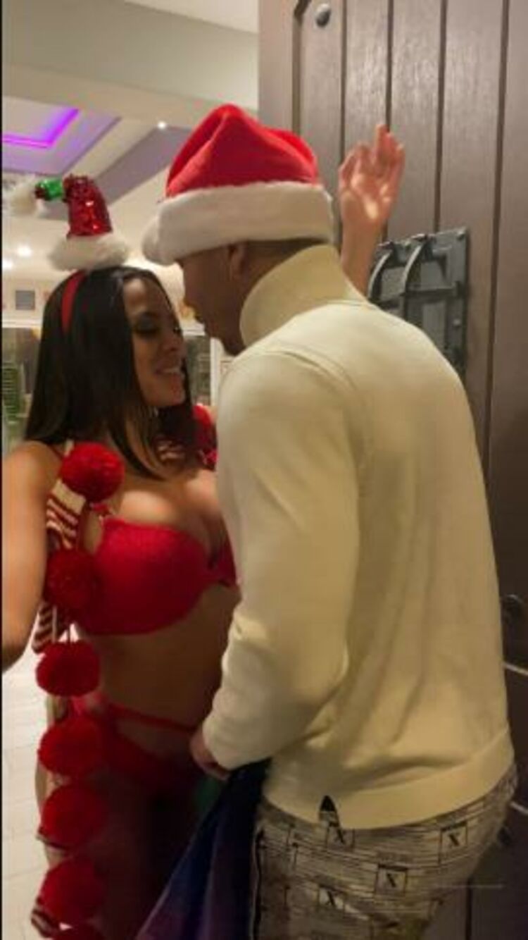 Onlyfans - Cutelunastar - A lil preview of kitchen anal with Santa Ricky You gonna love this I send to your i - 16-12-2019