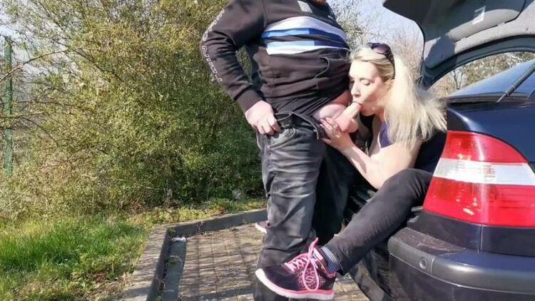 ManyVids - Sandybigboobs - geiler Kofferraum-Blowjob auf Parklplatz