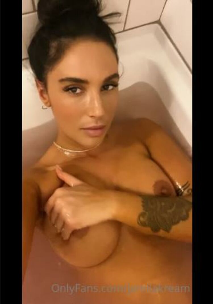 Onlyfans - Jameelahh - Been so long since I had a nice long bath I brought my vibrator with me on my trip shou - 30-03-2021