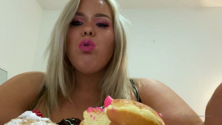 Onlyfans - Chloemadison - Watch me stuff my face with sweets Dont you wish it was you licking my fingers - 27-07-2020