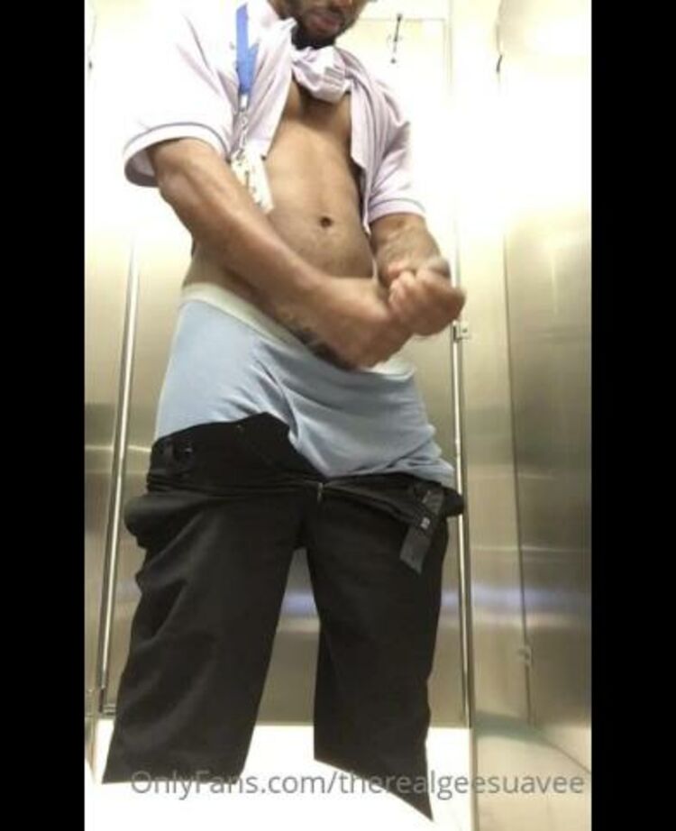 therealgeesuavee 2020.07.08 510441004 Went to the bathroom during work to get a quick nut