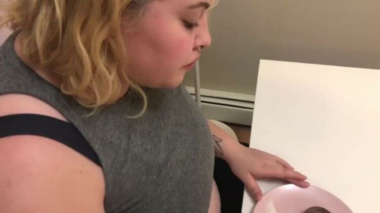 CHUBBY BBW TEEN GULPS DOWN ENTIRE WEIGHT GAIN SHAKE AND DESSERT