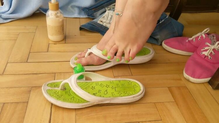 FOOT SHOW -- Dry sticky cum on flip flops and painting toes bright green