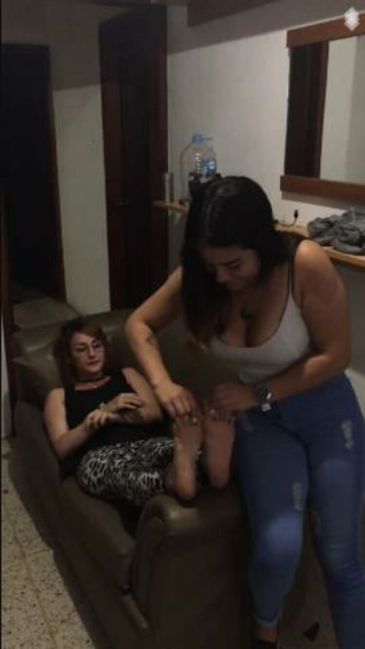 [tickle-torture.com] LaPrincesasTickling Valentina foot tickles victim number 2