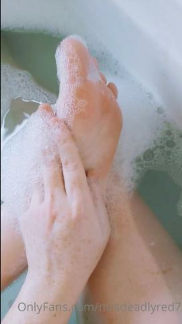 Onlyfans - Beckyisntgoode - Bath Series PT Rubbing my feet covered in all white bubbles I love it when theyre wet - 11-10-2021