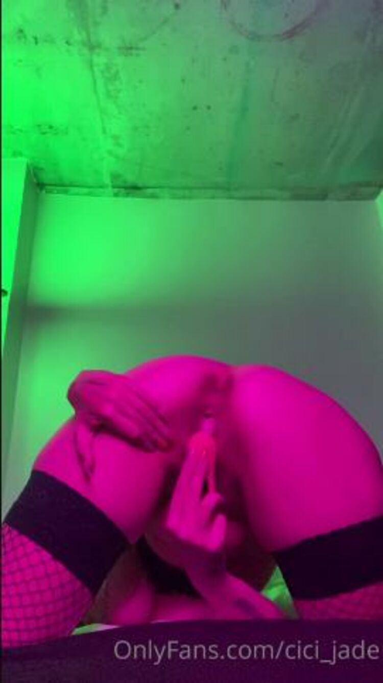 Onlyfans - Valentinejade - Dirty kinky talk on how I want you to fuck my holes and use me like the whore of a cum slu - 17-10-2020