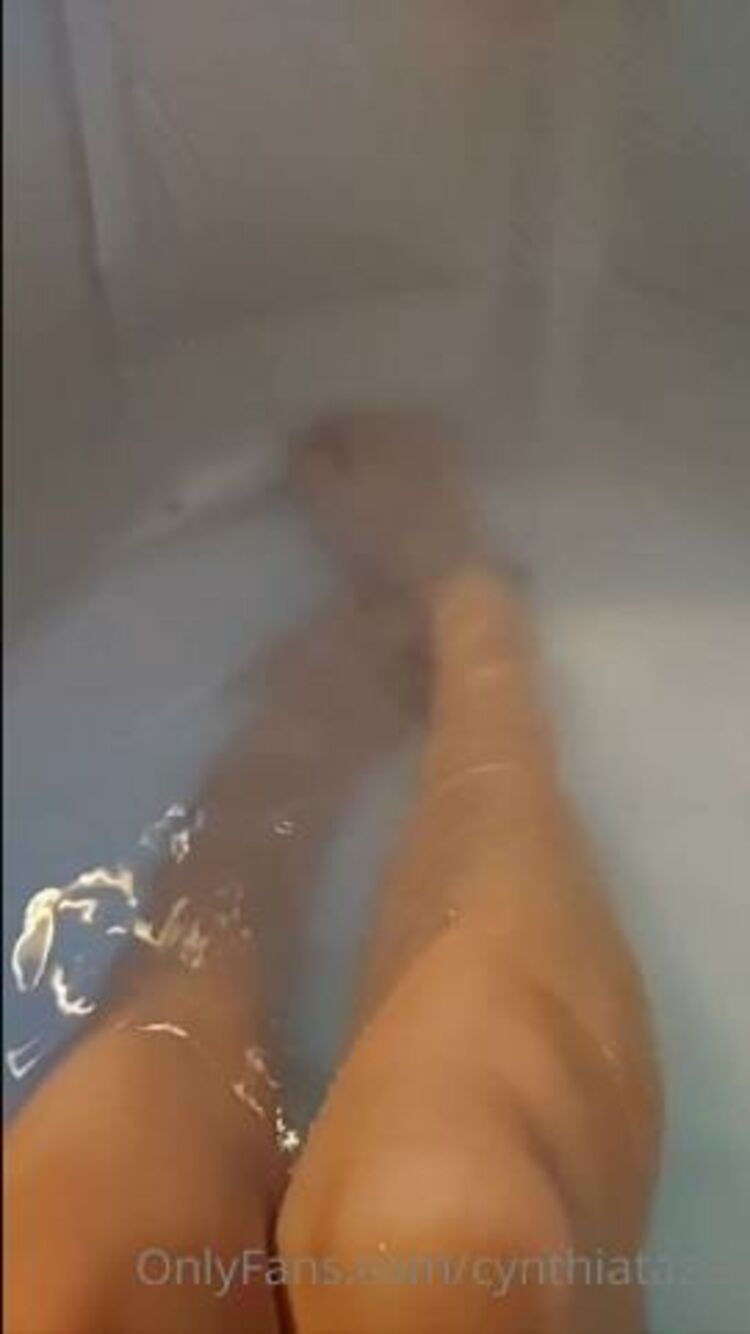 Onlyfans - Cynthiatazer - Toes in the tub Wet long legs - 20-08-2021