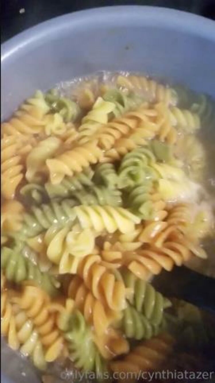 Onlyfans - Cynthiatazer - Some more food porn hahaha the end tho lol sausage French green beans vegetable pasta - 31-05-2019