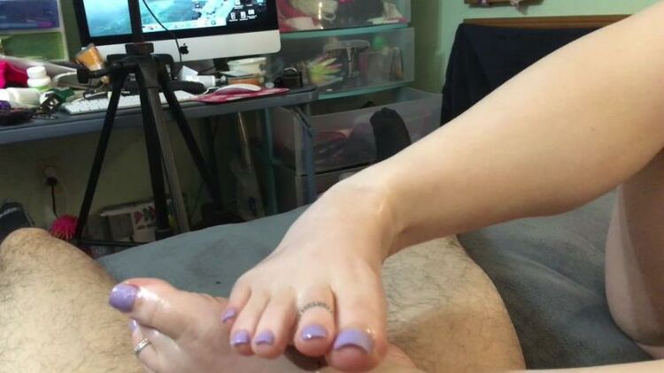 NikkiPresents – 21-12-2019 – One of my first FootJobs I ever gave How did I do