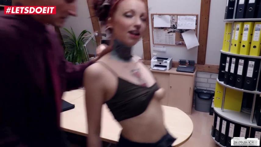 office boss gets hardcore sex with delivery alternative girl