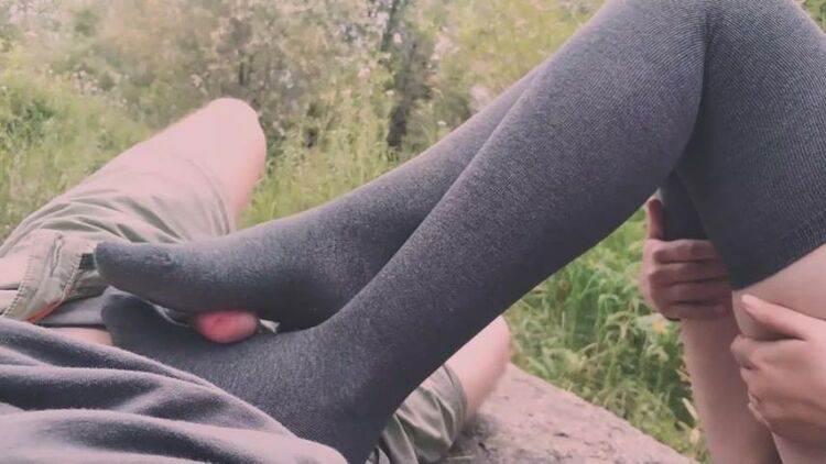 outdoor fotjob with grey knee socks from young cutie