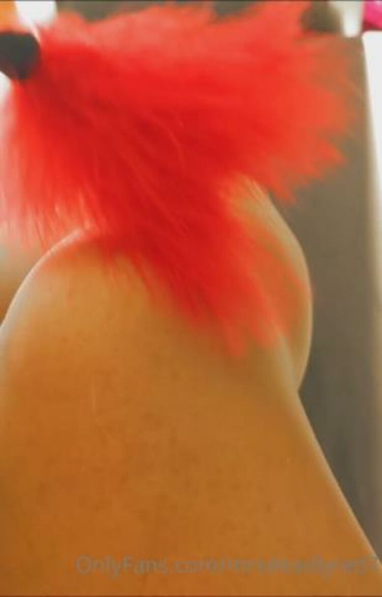 Onlyfans - Beckyisntgoode - Does anyone else enjoy being tickled The feathers feel so soft and yummy against my skin - 02-11-2021