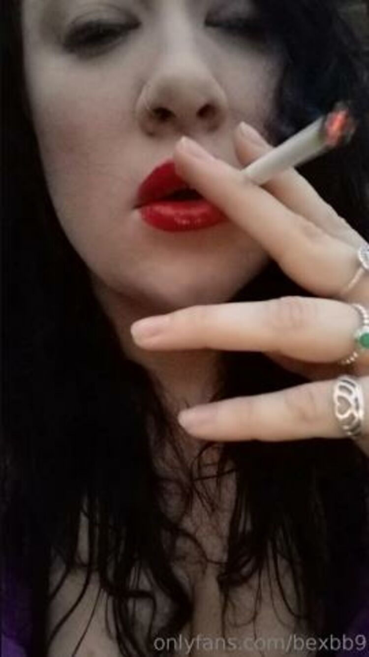 Onlyfans - Bexbb9 - Smoking outside with red lips video - 26-03-2019