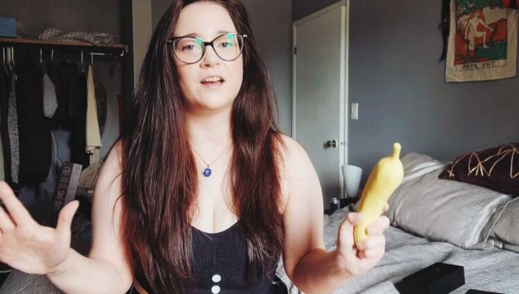 ManyVids - CaityFoxx - Banana Toy Review