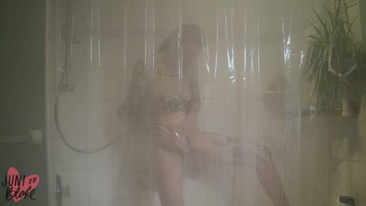 ManyVids - Juni Blake - Steamy Shower Spy