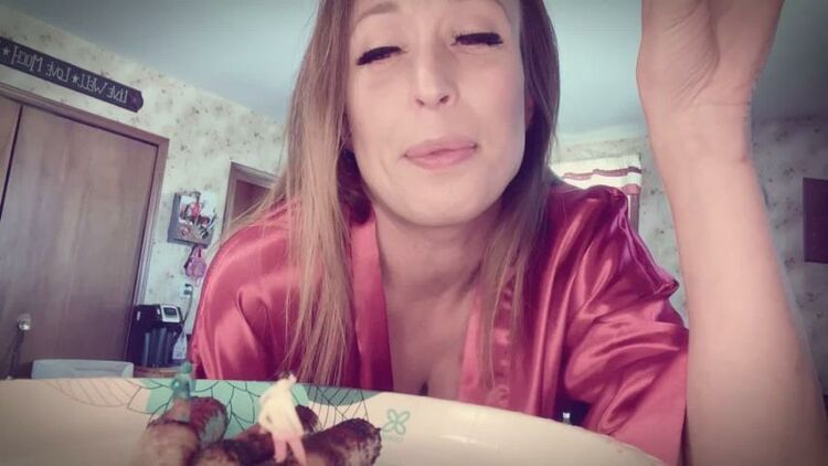 ManyVids - QueenMotherSoles - Mommy Giantess Eats Tiny Son Breakfast