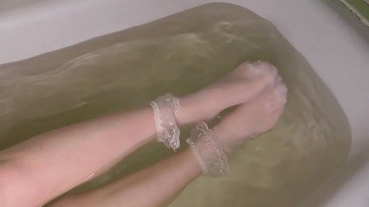 ManyVids - AnnaManyVids - Anna washes her feet in white socks