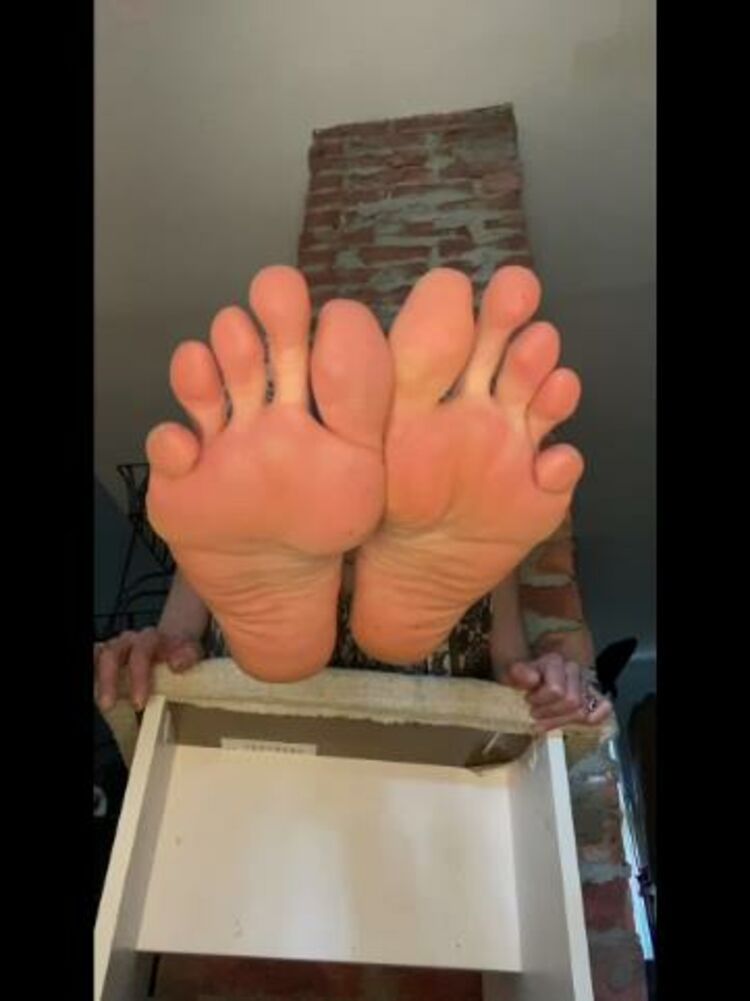 ManyVids - QueenMotherSoles - Foot worship humiliation ignored