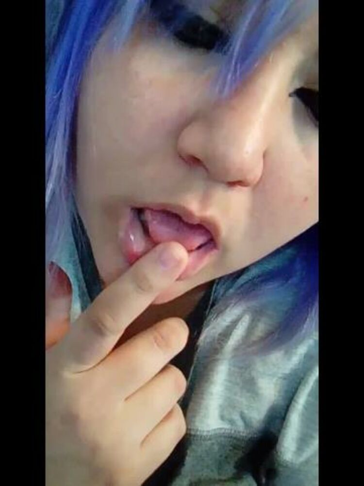 Onlyfans - Violetwitchy - finger lick P - 07-11-2019