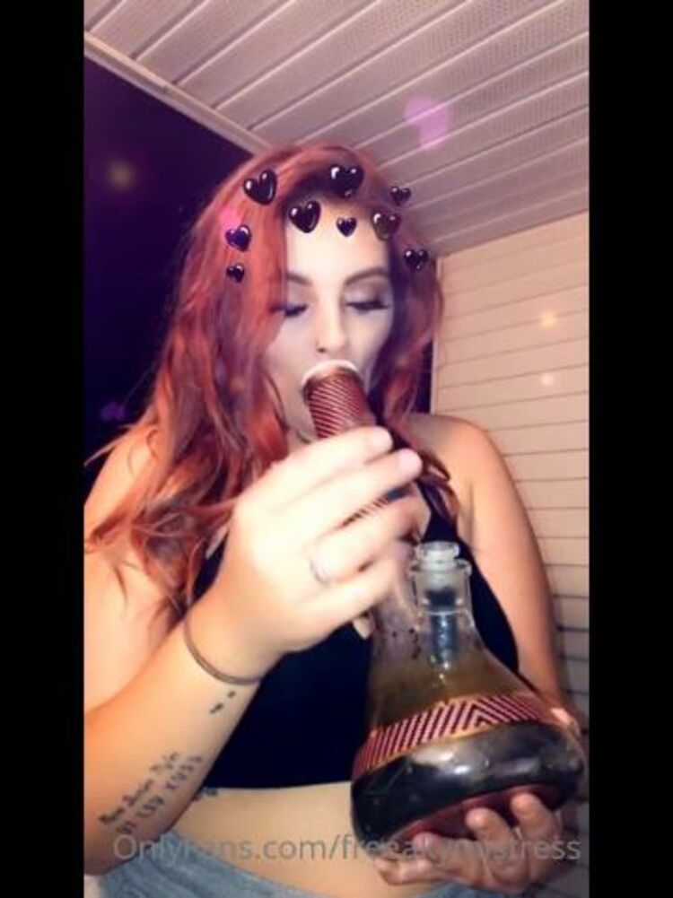 Onlyfans - Freeakymistress - Do you like a lady who smokes - 24-02-2021