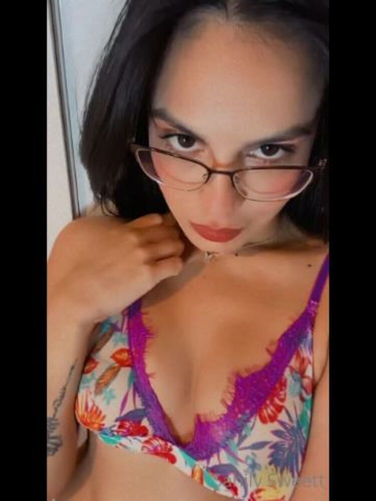 Onlyfans - Sahilysweett - do you like my glasses I make custom videos DM - 26-09-2021