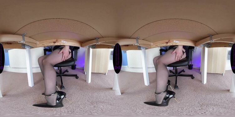 [Femdom 2020] The English Mansion – Under The Boss’s Desk – VR. Starring Miss Eve Harper