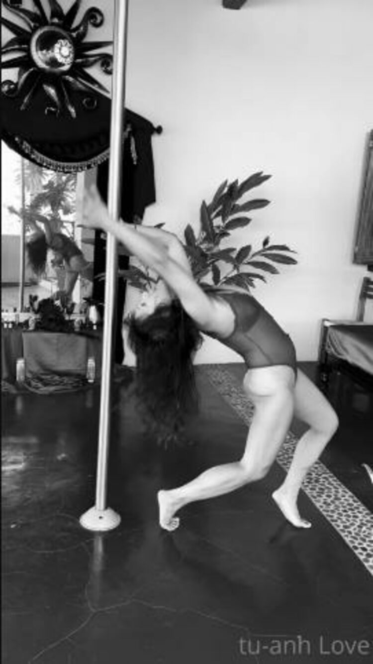 Onlyfans - Tu-anhlove - My first pole dancing lesson with Aries Goddess Arakai Moon - 02-11-2021