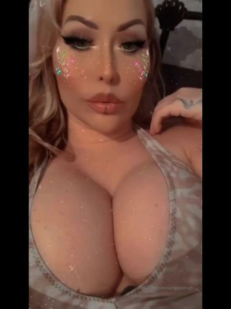 Onlyfans - Livingdollleigh - This quarantine making my ass get fatter and fatter for you babes Iv got a cough and sore - 25-03-2020