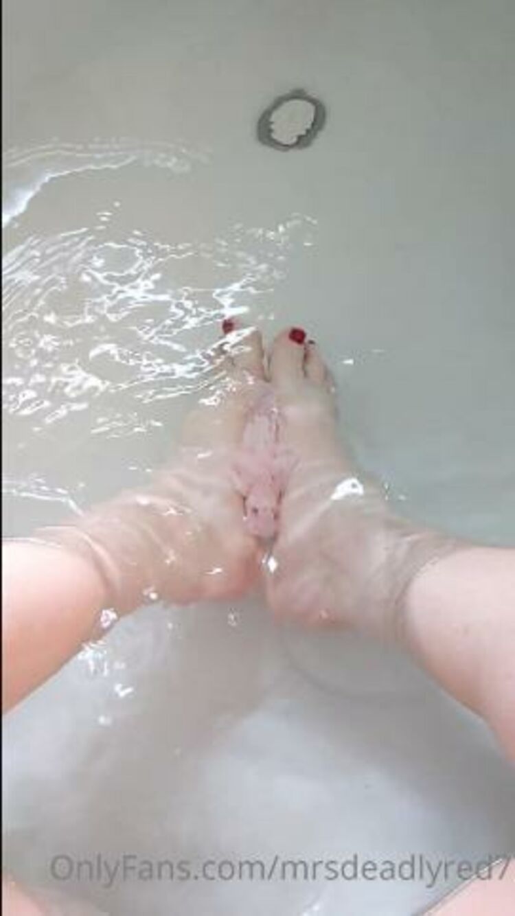 Onlyfans - Beckyisntgoode - Making a splash for all you feet lovers - 14-10-2021