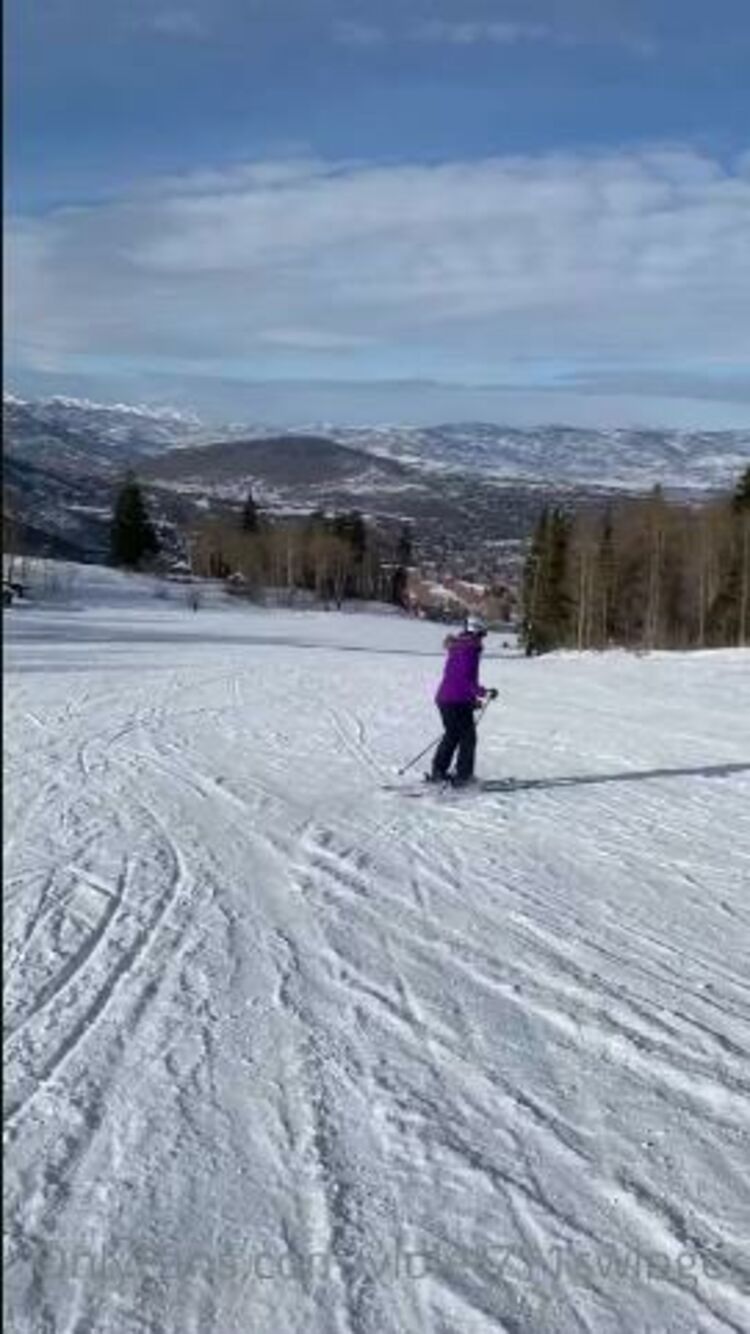 Onlyfans - Violet711swinger - So as promised in my live stream here is me busting my ass on skis lol who want to see me - 01-02-2022