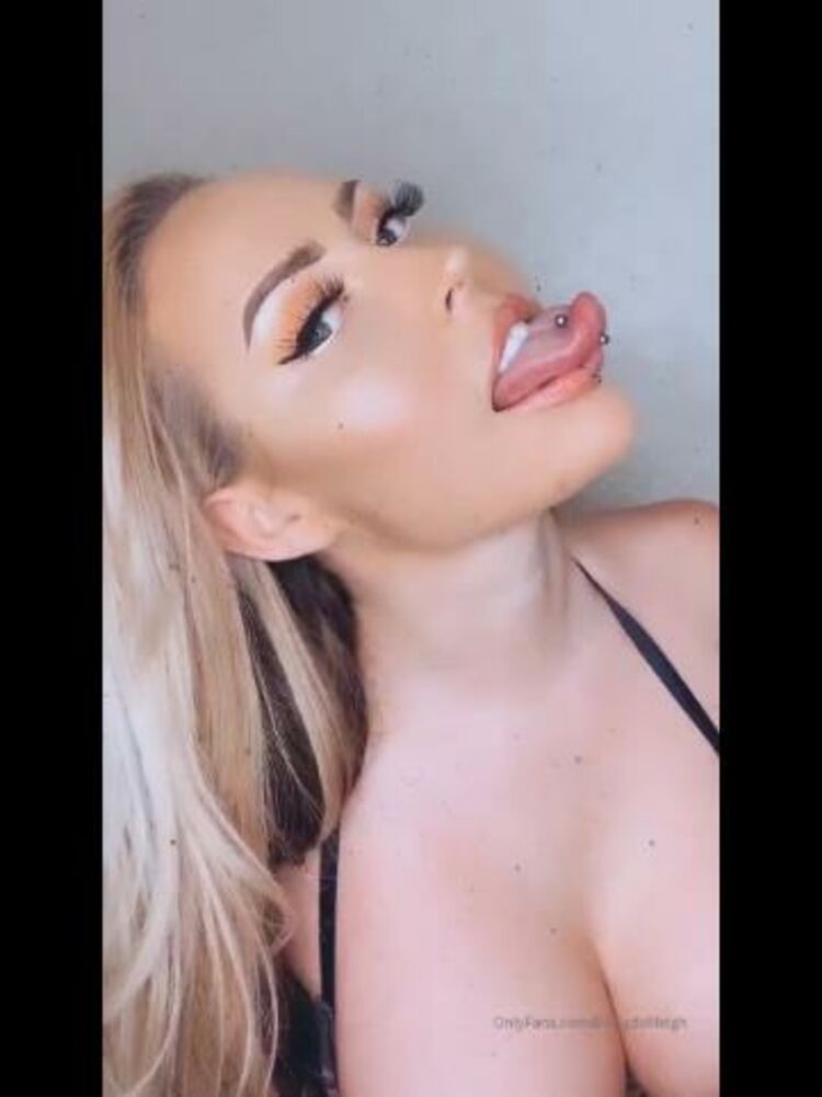 Onlyfans - Livingdollleigh - Look how freaky long that tongue is - 22-03-2020