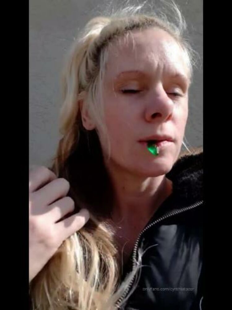 Onlyfans - Cynthiatazer - Walked to the store with my daughter She wanted gummy worms Mom you want another Maybe - 19-02-2020