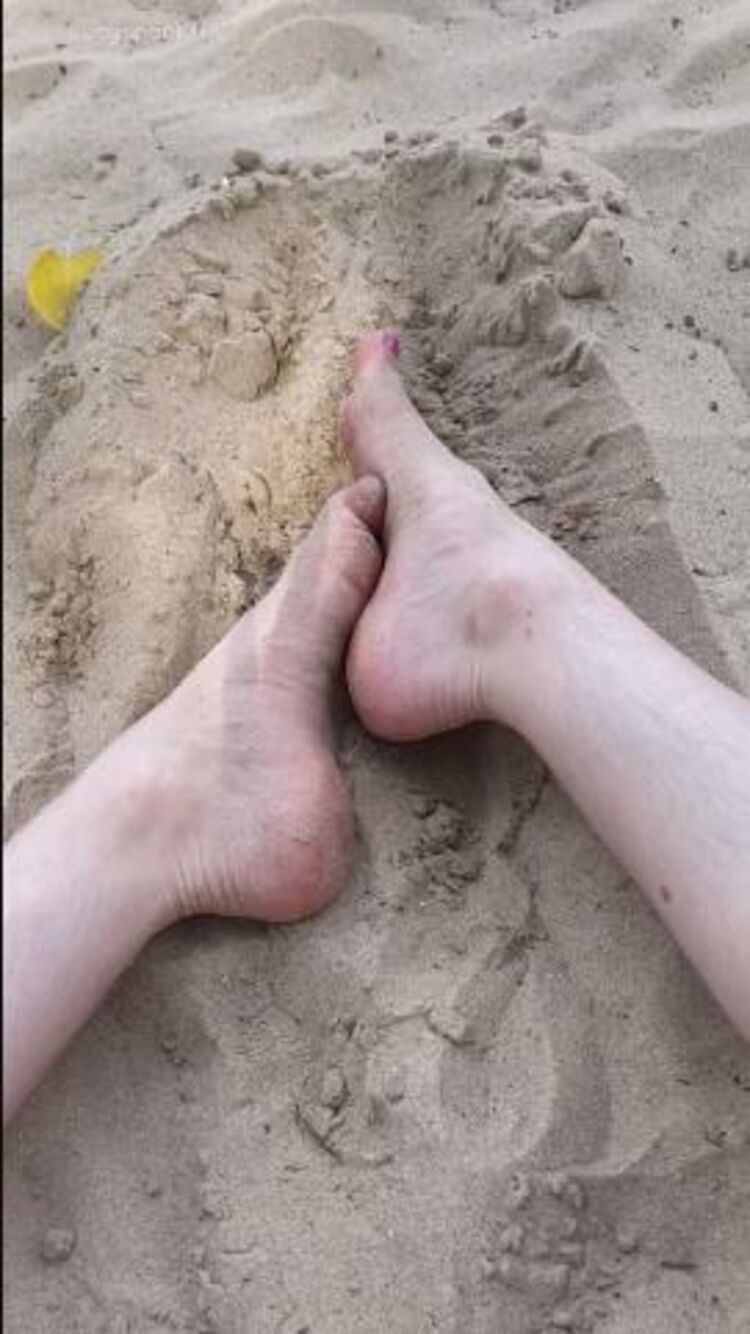 ManyVids - LucySpanks - Sandy Feet Public Worship