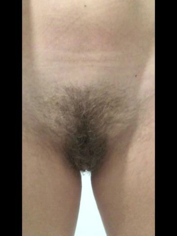 ManyVids - PregnantMiodelka - Hairy pussy pee