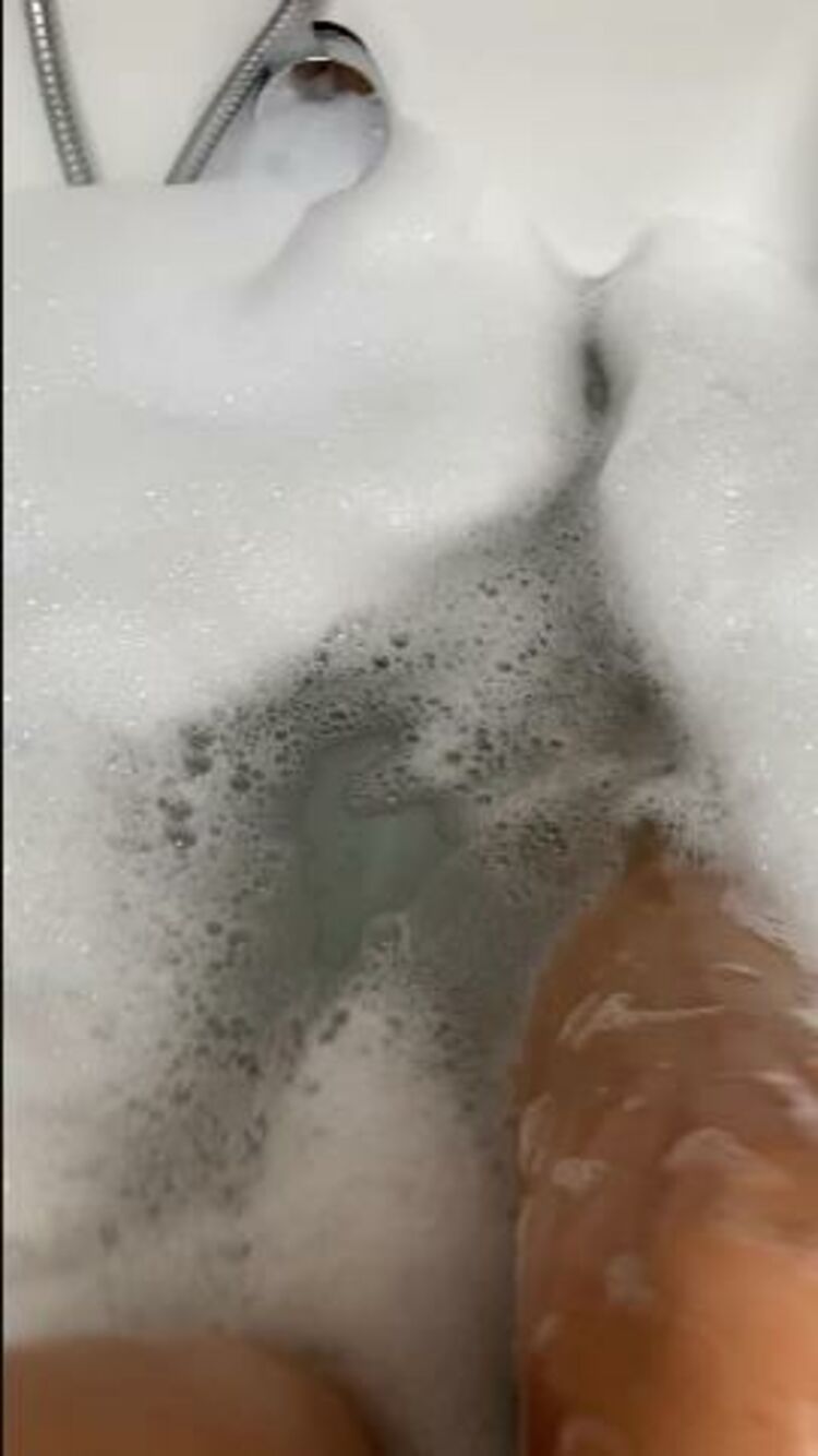 ManyVids - CutieDaisyMay093 - Foot JOI in the bath