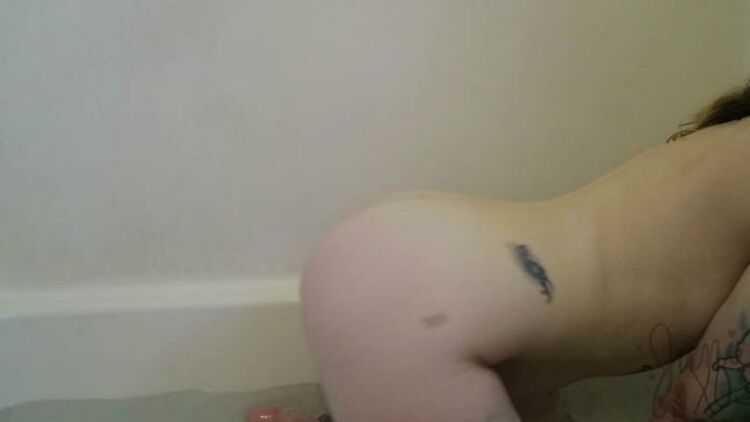 ManyVids - Juni Blake - FREE bathtub Tease - Splash n Spit