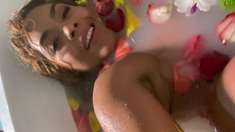 ManyVids - CarlaMorellixxx - Fruits and flowers in my tub