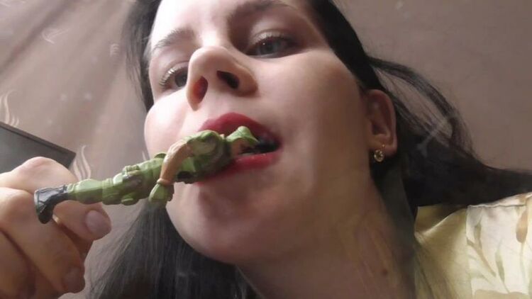 ManyVids - AnnaManyVids - A giant woman wants to eat a little man