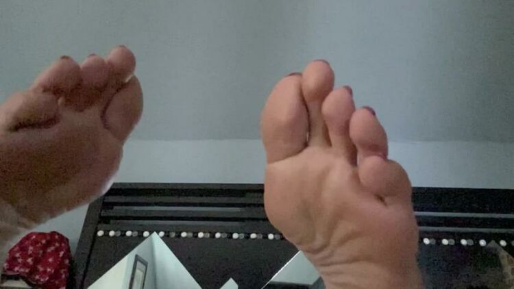 ManyVids - QueenMotherSoles - Suck my Toes While I cum