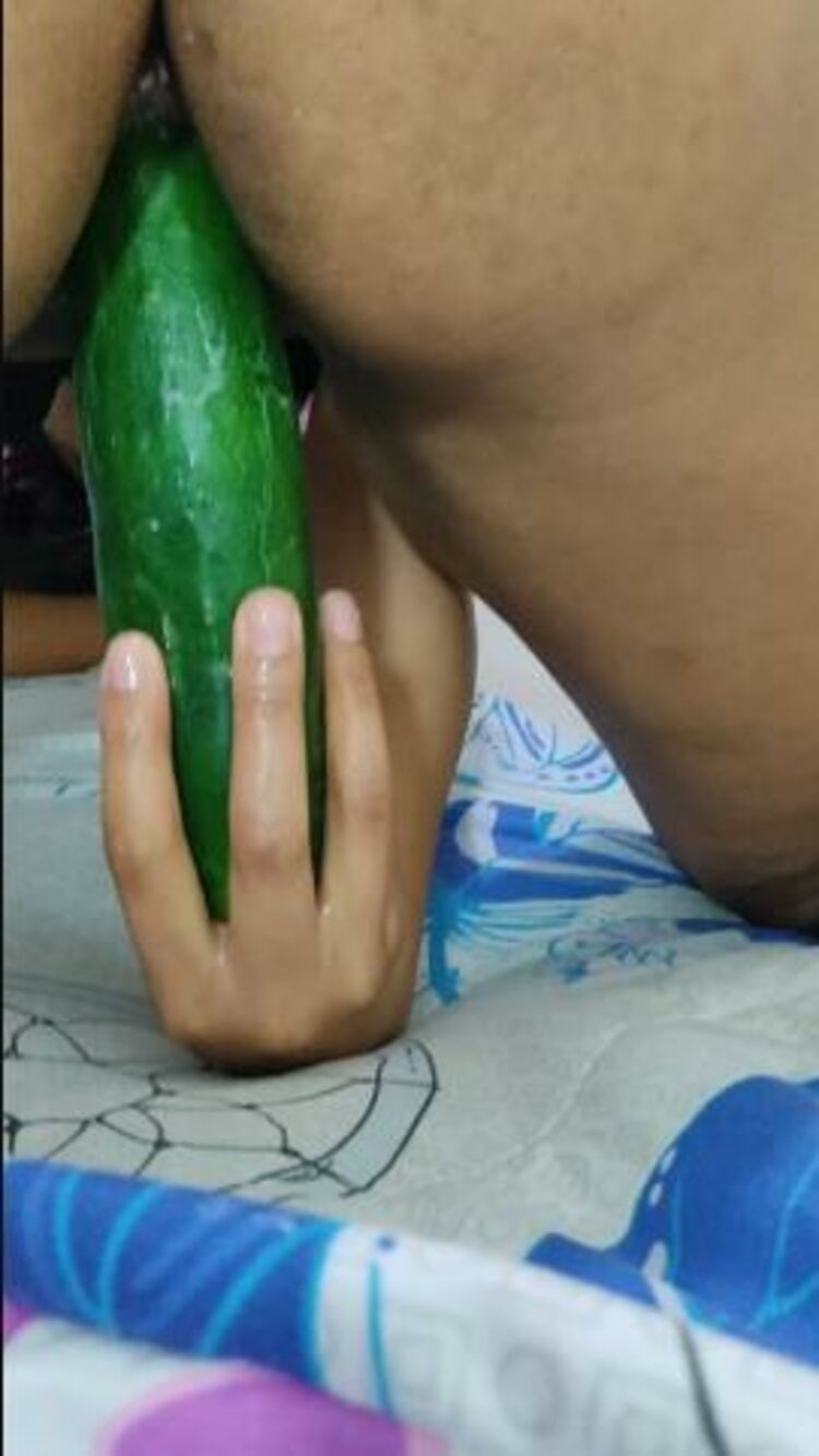 ManyVids - XAMY_97 - I fuck with a huge, thick cucumber